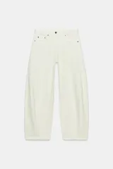 Jeans tiro medio de la colección ZW de Zara, con diseño balloon leg, tobillero y efecto lavado. Cuenta con cinco bolsillos, trabillas para cinturón y cierre frontal con cremallera y botón.