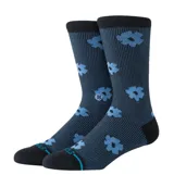 Medias de caña media Stance con diseño estampado de flores en tonos azules sobre fondo negro. Cuentan con puntera y talón reforzados en color negro.