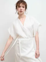 Kimono largo tipo vestido cruzado, confeccionado en lino color azul marino, con mangas cortas amplias y lazo ajustable en la cintura.