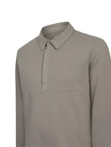 Buzo de hombre con cuello camisero y cierre frontal parcial con tapeta abotonada. Presenta mangas largas y un diseño minimalista con un pequeño logo bordado en el pecho.