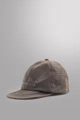 Gorra técnica de running color gris, confeccionada en tejido ligero con perforaciones laterales para mayor ventilación. Presenta visera corta, ajuste elástico posterior y bordado frontal con texto alusivo.