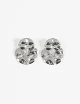 Par de aros colgantes plateados con diseño orgánico y textura martillada o labrada.