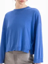 Sweater de punto negro ultrasuave, con cuello redondo, hombros caídos y mangas largas de corte holgado.