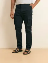 Pantalón cargo color verde militar, de corte recto, con bolsillos laterales con fuelle, bolsillos delanteros inclinados y bolsillos traseros.