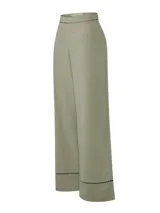 Pantalón de lino orgánico y viscosa color verde militar, de corte recto y tiro alto. Presenta detalles de calado lineal en la pretina y en los dobladillos de las botamangas.