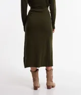 Pollera midi gris de punto, con detalle delantero cruzado.