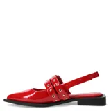 Zapatos tipo slingback de charol negro con puntera en punta y suela plana. Presentan dos tiras decorativas con hebillas metálicas plateadas sobre el empeine.