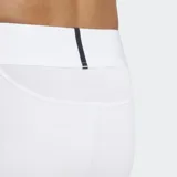 Calza corta deportiva Adidas Techfit de color blanco, con diseño ajustado y tecnología de absorción AEROREADY para mayor comodidad y control de la humedad.
