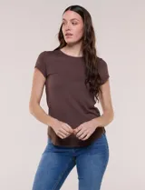 Remera de modal marca Cupio, color verde, de diseño clásico con cuello redondo a la base y mangas cortas.