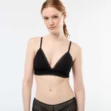 Sujetador tipo bralette de encaje negro, con diseño triangular sin aros y tirantes finos ajustables.