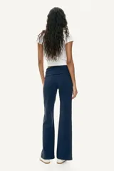 Pantalón de punto de algodón suave, color azul marino, con cintura ancha plegable y piernas rectas con bajo acampanado.