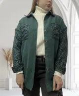 Sobrecamisa verde de pana con estampado animal print en mangas, bolsillos y parte superior de la espalda.