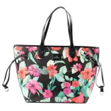 Bolso tipo tote de símil cuero negro con estampado floral multicolor. Tiene doble asa de hombro, cierre superior y herrajes plateados. El interior está forrado en tela de algodón y poliéster, con un bolsillo con cierre y dos bolsillos abiertos.