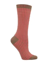 Calcetín de caña media con diseño de rayas verticales en color marrón y rosado, con el logo de la marca bordado en el puño.