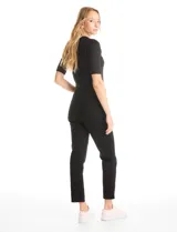 Jean skinny de tiro alto, color azul oscuro, con cierre frontal y botón. Presenta un diseño ajustado con tajos frontales en el ruedo y bolsillos funcionales.