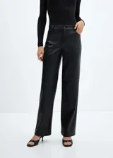 Pantalón largo de tiro medio en tejido efecto piel de color negro, con diseño recto, bolsillos y cierre frontal de cremallera y botón.