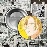 Pin metálico con la imagen de Ash Lynx, personaje del anime Banana Fish, sobre un fondo amarillo.