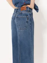 Pantalón de jean azul de corte wide leg y tiro medio.