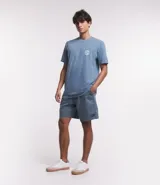 Bermuda de sarga lavada color azul, con cintura elástica ajustable mediante lazo, bolsillos laterales y corte recto.