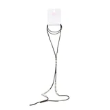 Collar de mujer Miss Carol con cordón negro y dijes plateados. El diseño incluye un nudo corredizo con cuentas plateadas y dos tiras colgantes con más cuentas plateadas.