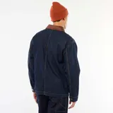 Chaqueta de denim azul oscuro con cuello de pana en color marrón, cierre frontal con botones metálicos, bolsillos frontales tipo parche y costuras a contraste.