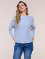 Buzo tejido liviano de calce holgado color celeste, con escote bote y mangas tipo dolman.