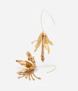 Aros maxi colgantes de metal dorado con diseño de flor de lirio, pétalos alargados y cadenas colgantes con cuentas en el centro.