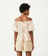 Blusa con escote de hombro a hombro en viscosa con estampado floral en tonos beige y negro.