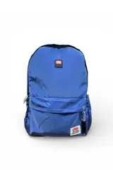 Mochila Ecko modelo EK105 de color azul, con un compartimento principal amplio, un bolsillo frontal con cierre, bolsillos laterales y parches con la marca.