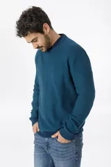 Sweater azul marino de corte clásico con cuello redondo y mangas largas.