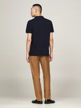 Chomba Tommy Hilfiger color azul marino de piqué de algodón elástico, con cuello clásico, tapeta de dos botones y logo bordado en el pecho.