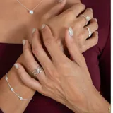 Pulsera de plata 925 con cadena fina y dijes circulares de circonias con engarce inglés.