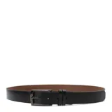 Cinturón de cuero negro con hebilla metálica oscura, diseño clásico y elegante.