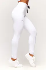 Calza deportiva roja de tiro alto con cordón ajustable en la cintura y logo estampado en la pierna.