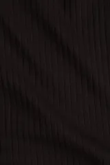 Vestido midi marrón de punto acanalado, con escote redondo y espalda en U, de manga larga y corte entallado. Tiene tajo lateral.