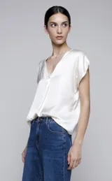 Remera color blanco hueso de seda con escote en V y mangas cortas.