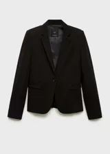 Chaqueta de corte sastre en color negro, con cuello de solapa con muesca, cierre frontal de un botón, bolsillos con solapa y mangas largas con puños abotonados.