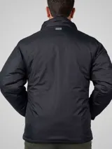 Campera azul marino de nylon con cuello alto y cierre frontal con cremallera. Tiene un pequeño logo bordado en el pecho.