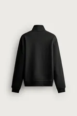 Sudadera regular fit de color marrón, con cuello alto y cierre frontal de cremallera corta, manga larga y puños y dobladillo en rib.