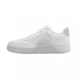 Championes Lacoste modelo L001 Set, de diseño urbano y minimalista en color blanco. Presentan una silueta clásica con el icónico logo del cocodrilo bordado en el lateral, detalles de perforaciones en la puntera y suela de goma al tono.