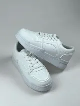 Championes blancos de estilo casual, con cordones y suela de goma.