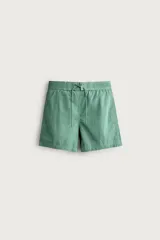 Short de baño verde con cintura elástica ajustable con cordón, bolsillos laterales y pespuntes en contraste.