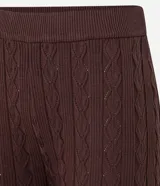 Pantalón de punto color marrón chocolate, de corte recto y cintura alta elástica.