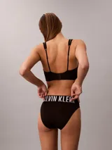 Corpiño deportivo Calvin Klein de microfibra, con diseño de doble capa frontal, cuello abierto y banda elástica con el logo de la marca en contraste.