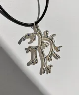 Collar con cordón de cuero negro y dije plateado con forma de coral con incrustaciones de piedras celestes.