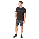 Short deportivo con calza interior incorporada, confeccionado en tela de secado rápido con estampado de hojas tropicales en tonos oscuros. Presenta cintura elástica con cordón ajustable.
