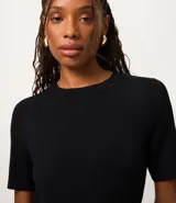 Blusa femenina color verde lima, confeccionada en viscosa certificada, con manga corta, cuello redondo y efecto de punto.