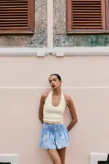 Falda corta de tiro medio con cintura elástica tipo nido de abeja y diseño con estampado de lunares grandes.