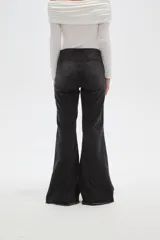 Pantalon de jean estilo oxford con tiro alto y ruedo deshilachado.