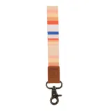 Llavero de muñeca con correa de tela a rayas multicolor, presilla de cuero sintético marrón con detalle grabado y gancho metálico.